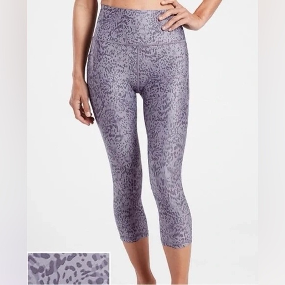 Athleta Women’s Salutation Stash Pocket II Printed Capri Tempest Violet Size M